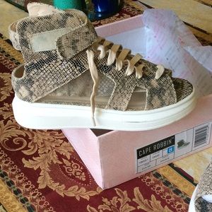 Fashion tennies perfect for season change🌷 NWOT